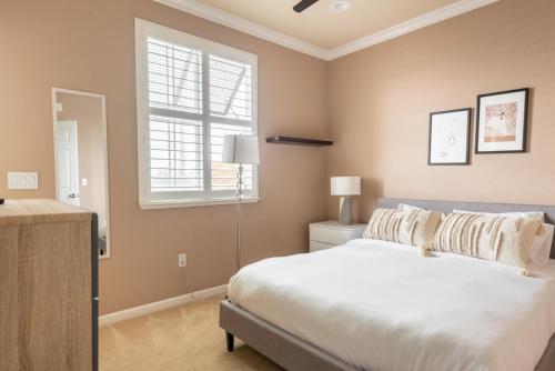 a bedroom with a bed and a window at Milpitas 2br w garage nr coffee groceries SFO-1597 in Milpitas