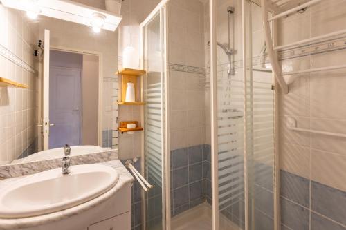 une salle de bain avec un lavabo et une douche dans l'établissement Le Refuge du Chevreuil - Pistes accessibles, aux Angles