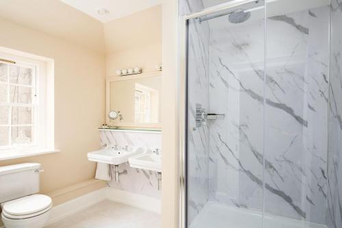 La salle de bains est pourvue d'une douche, de toilettes et d'un lavabo. dans l'établissement The Scott Apartment, à Kelso