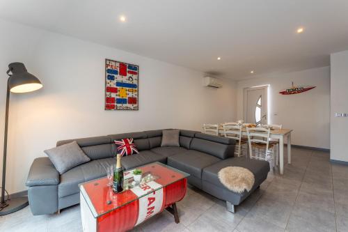 un salon avec un canapé et une table dans l'établissement Zephyr - Accès direct plage Grau d'Agde, au Grau-dʼAgde