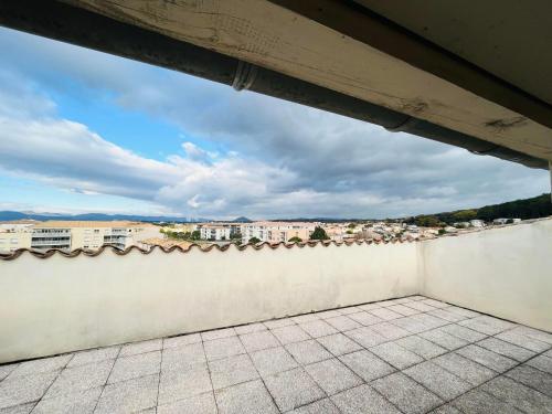 Balkoni atau teres di Appartement chaleureux avec jacuzzi-Terrasses rooftop-Rafraîchisseur-Parking-wifi