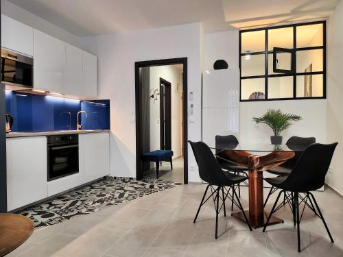 cocina y comedor con mesa y sillas en B130 "Cosmic Harbor" Apartment en Budapest