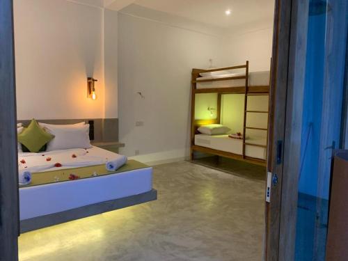 Eton Villa في ديكويلا تين: غرفة نوم بسرير ومرآة كبيرة