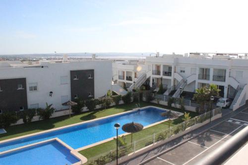 uitzicht vanaf het balkon van een gebouw met een zwembad bij Vista Bella in Torrevieja