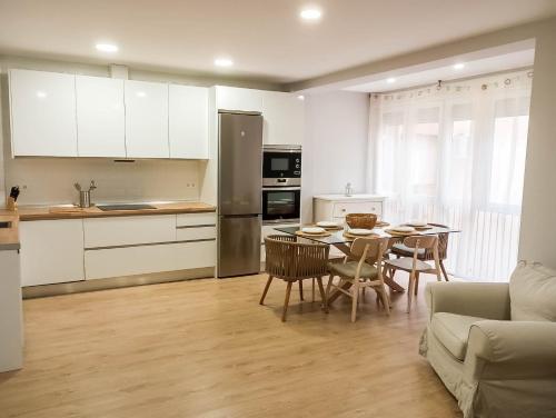 a kitchen and living room with a table and chairs at Center Granada Apartament Elegant in Granada