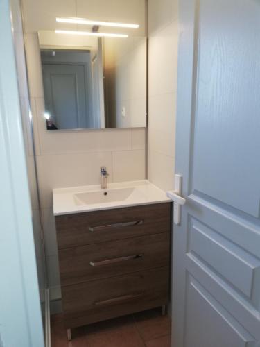 une salle de bain avec un lavabo et un miroir dans l'établissement Les Calanques, aux Issambres