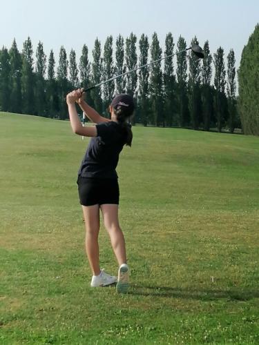 Une femme fait sauter un cerf-volant dans un champ dans l'établissement La Malposte, à Reviers