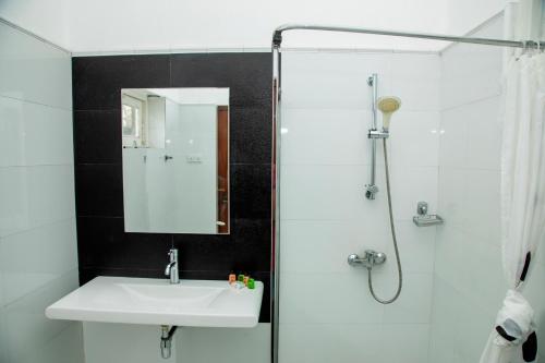 Un baño de Cozy Nest Lodge