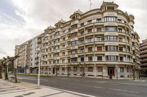 Bright apartment with A/C, parking optional