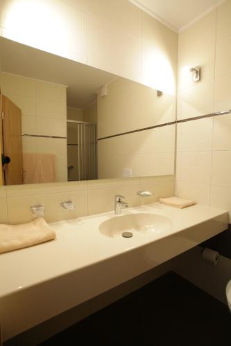 Vonios kambarys apgyvendinimo įstaigoje Eiscafe-Pizzeria-Hotel Rialto