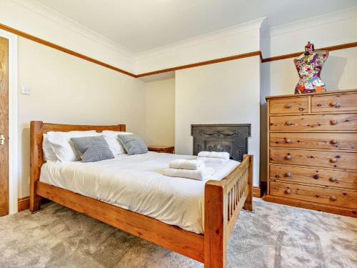 um quarto com uma cama grande e uma cómoda em 2 Bed in Great Ayton 88045 em Great Ayton