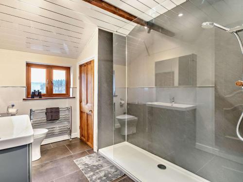 uma casa de banho com um chuveiro, um lavatório e um WC. em 2 Bed in Great Ayton 88045 em Great Ayton