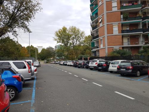 uma fila de carros estacionados num parque de estacionamento em Le 2 Torri apartment em La Spezia