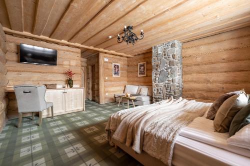 1 dormitorio con 1 cama, escritorio y TV en Pokoje Javorina en Zakopane