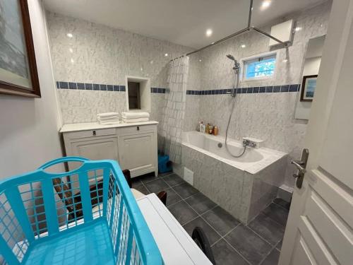 une salle de bain avec une baignoire et un lavabo et une baignoire dans l'établissement Maison provençale, à Pierrelatte