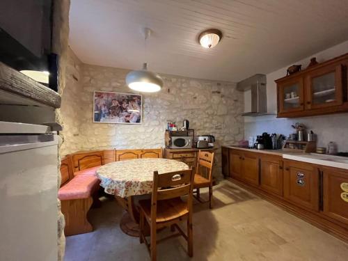 - une cuisine avec une table, une table, une table et des chaises dans l'établissement Maison provençale, à Pierrelatte