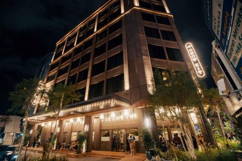 The Chow Kit - an Ormond Hotel في كوالالمبور: مبنى طويل وبه أضواء أمامه