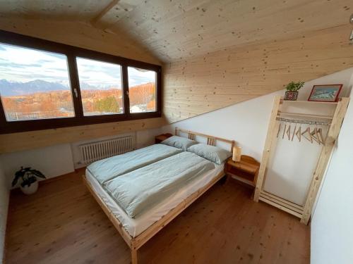 Valmorel的住宿－B&B Formighèr，一间设有床铺的卧室,位于带窗户的房间内