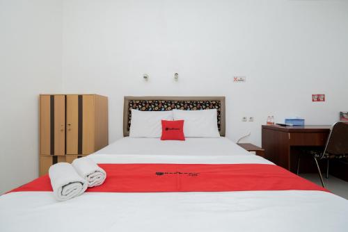Кровать или кровати в номере RedDoorz near Bukit Darmo Golf