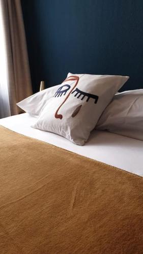 uma cama com uma almofada com a palavra nova em Blue**** Vue exceptionnelle sur le Rhône em Tain-lʼHermitage