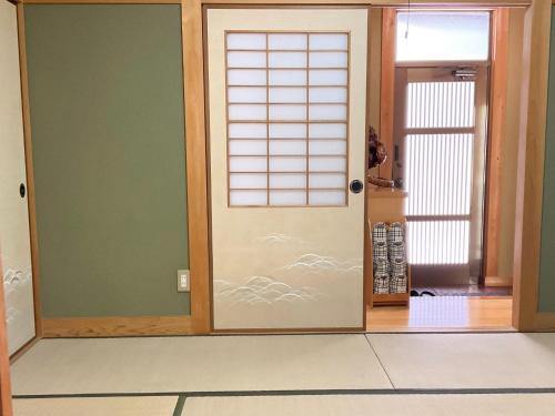 uma porta que está aberta para um quarto em Karin no oyado - Vacation STAY 30422v em Takamatsu