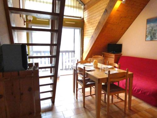 une salle à manger avec une table et un lit dans l'établissement Duplex 6 personnes avec balcon, Saint-Lary-Soulan, près des pistes, parking et casier à ski - FR-1-457-223, à Saint-Lary-Soulan