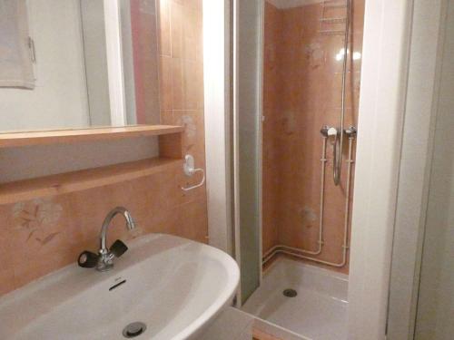 une salle de bain avec un lavabo et une douche dans l'établissement Duplex 6 personnes avec balcon, Saint-Lary-Soulan, près des pistes, parking et casier à ski - FR-1-457-223, à Saint-Lary-Soulan