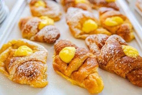 a tray of pastries with powdered sugar on them at Rabbit Home in Misano Adriatico