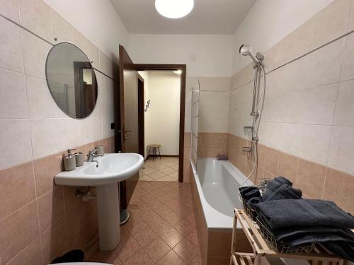 La salle de bains est pourvue d'un lavabo et d'une baignoire. dans l'établissement La casa di Giada, à Bergame