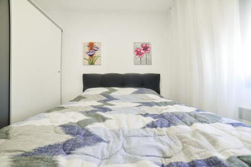 um quarto com uma cama com uma colcha em 4Rest & 4Joy em Zlatibor