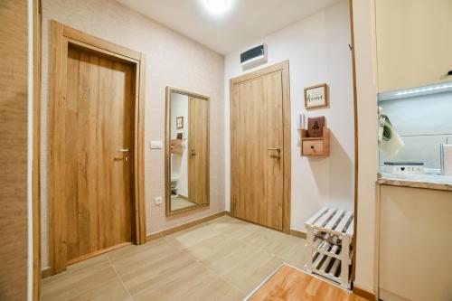 um corredor com duas portas de madeira e um espelho em 4Rest & 4Joy em Zlatibor