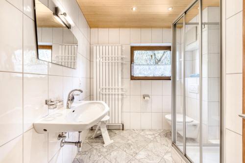 een badkamer met een wastafel en een toilet bij FeWo mit 3 Schlafzimmern und Balkon - Galgenul in Galgenul
