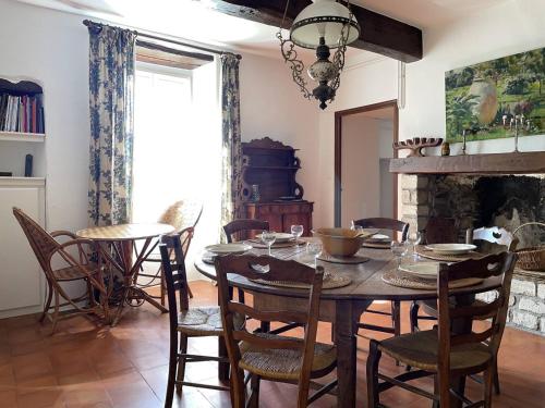 une salle à manger avec une table et des chaises et une cheminée dans l'établissement La Bellevue, à Valleraugue