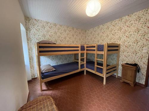 une chambre avec deux lits superposés dans une pièce dans l'établissement La Bellevue, à Valleraugue