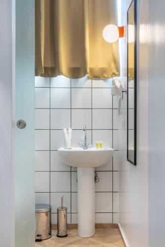 a bathroom with a sink and a mirror at Cabins Sleeping Mets in Athens