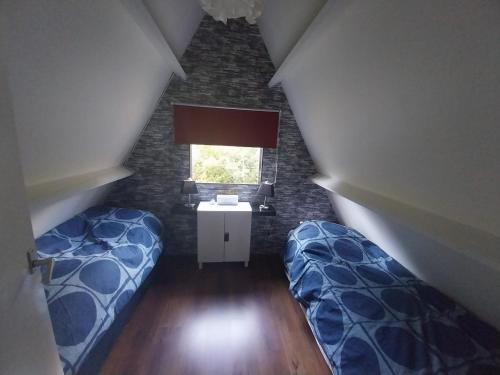 Zimmer im Dachgeschoss mit 2 Betten und einem Fenster in der Unterkunft De Bosannemoon in Durbuy in Durbuy
