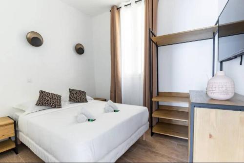 - une chambre avec 2 lits blancs et une fenêtre dans l'établissement Stockholm/St-Lazare, à Paris