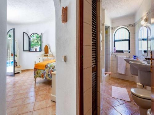 - une chambre avec un lit et une salle de bains pourvue d'un lavabo dans l'établissement Moorish Style Carvoeiro Villa - 3 Bedrooms - Villa Azure Vista - Private Swimming Pool and Close to Amenities - Algarve, à Carvoeiro