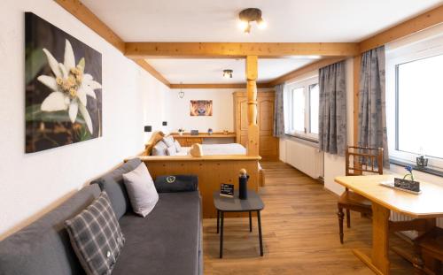 ein Wohnzimmer mit einem Sofa und einem Tisch in der Unterkunft Käserstube Ferienwohnungen in Tannheim