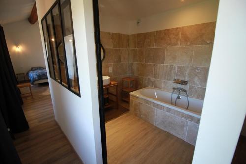ein Bad mit einer Badewanne in einem Zimmer in der Unterkunft La Casa d'Anthony in Ginestas