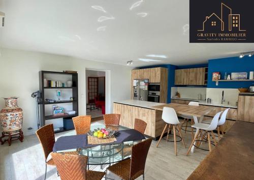 une cuisine et une salle à manger avec une table et des chaises dans l'établissement Belle villa vue sur montagnes, à Châteauneuf