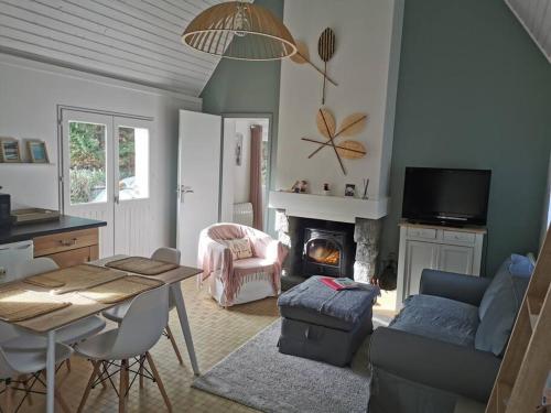 ein Wohnzimmer mit Tisch und Kamin in der Unterkunft The place to be in Barneville-Carteret