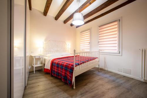 A bed or beds in a room at San Faustino Central Apartment