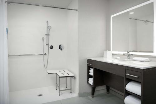 y baño con lavabo y ducha. en Home2 Suites Orlando Southeast Nona en Orlando