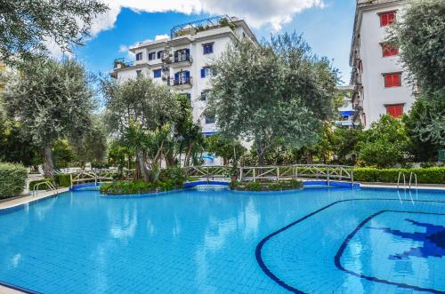 una grande piscina di fronte a un edificio di AMORE RENTALS - Appartamento Carmela a Sorrento