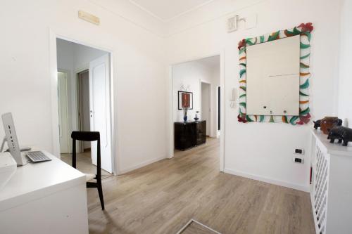 un ufficio con scrivania e specchio a muro di AMORE RENTALS - Appartamento Carmela a Sorrento