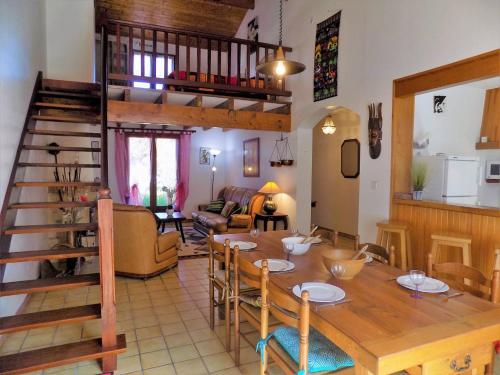 Restoran ili drugo mesto za obedovanje u objektu La Palmyre - CHARMANTE MAISON INDIVIDUELLE classée 2 étoiles - proximité LAC