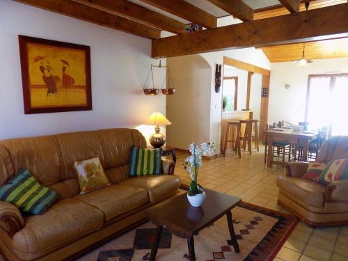 un salon avec un canapé et une table dans l'établissement La Palmyre - CHARMANTE MAISON INDIVIDUELLE classée 2 étoiles - proximité LAC, aux Mathes