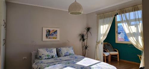 Nuçi's Place 2, sunny apartment with balcony near Blloku في تيرانا: غرفة نوم بسرير ونافذة