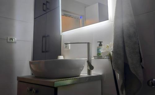 Nuçi's Place 2, sunny apartment with balcony near Blloku في تيرانا: حمام مع حوض أبيض على منضدة